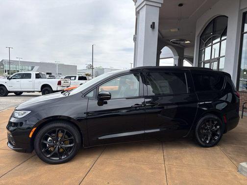 Diamond Black Crystal Pearlcoat 2026 Chrysler Pacifica Limited