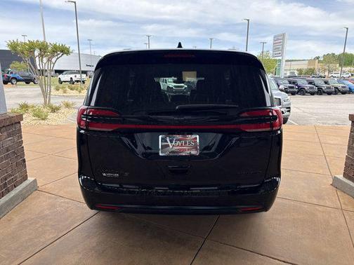 Diamond Black Crystal Pearlcoat 2026 Chrysler Pacifica Limited