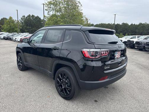Diamond Black Crystal Pearlcoat 2026 Jeep Compass Latitude