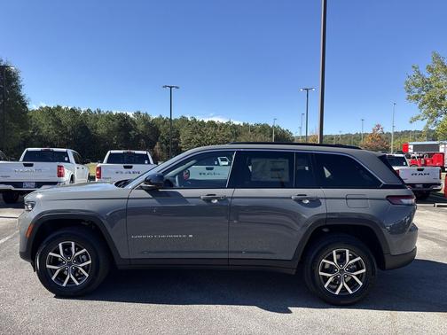 Sting-Gray Clearcoat 2027 Jeep Grand Cherokee Laredo