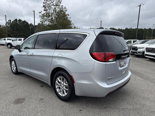 Silver Mist Clearcoat 2026 Chrysler Voyager LX