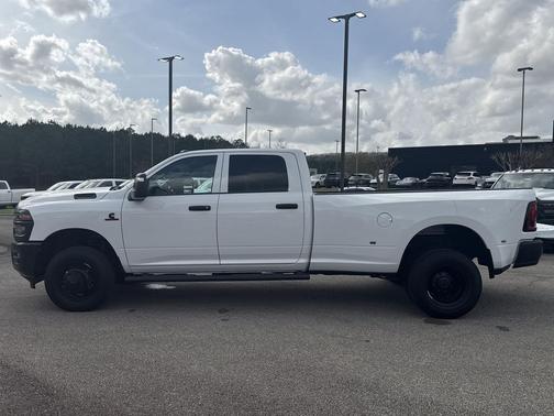 Bright White Clearcoat 2026 RAM 3500 Tradesman Crew Cab 4x4 8' Box