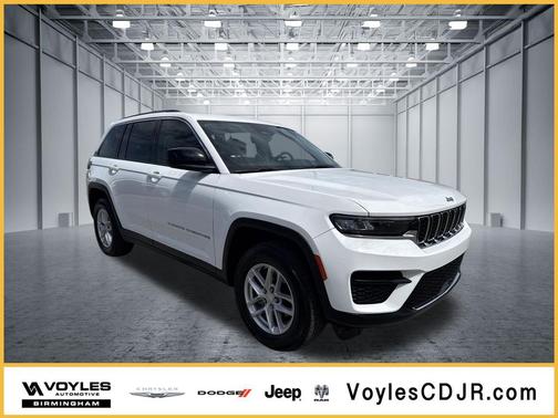 Bright White Clearcoat 2024 Jeep Grand Cherokee Laredo