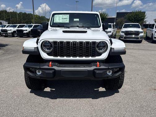 Bright White Clearcoat 2026 Jeep Gladiator Mojave X 4x4