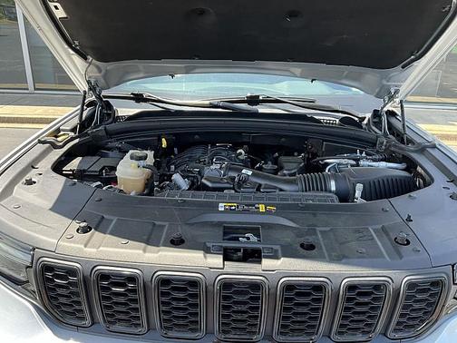 Silver Zynith 2024 Jeep Grand Cherokee L Altitude