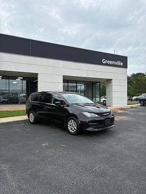 Diamond Black Crystal Pearlcoat 2024 Chrysler Voyager LX