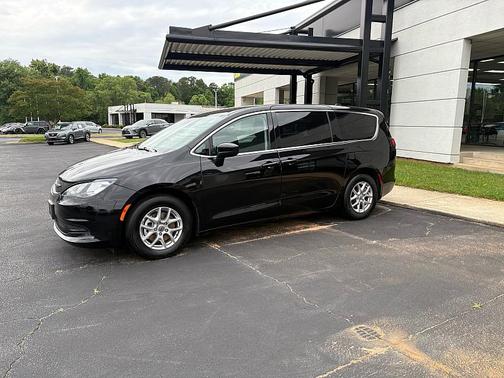 Diamond Black Crystal Pearlcoat 2024 Chrysler Voyager LX