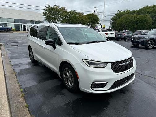 Bright White Clearcoat 2024 Chrysler Pacifica Limited