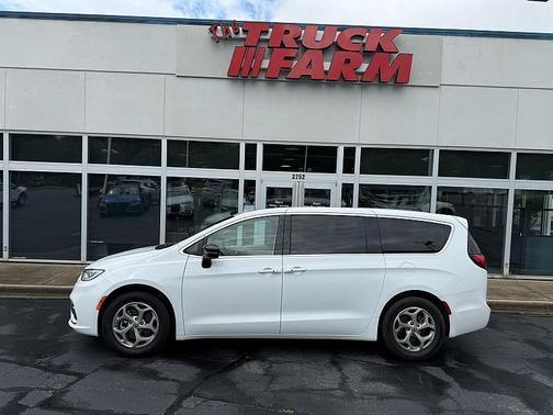 Bright White Clearcoat 2024 Chrysler Pacifica Limited