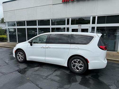 Bright White Clearcoat 2024 Chrysler Pacifica Limited