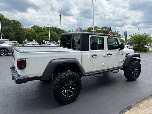Bright White Clearcoat 2023 Jeep Gladiator Sport