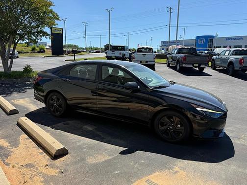 Phantom Black 2022 Hyundai ELANTRA SEL