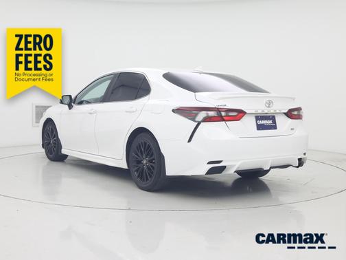 White 2019 Toyota Camry SE
