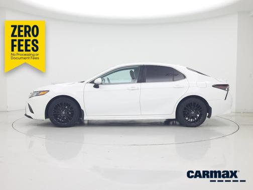 White 2019 Toyota Camry SE