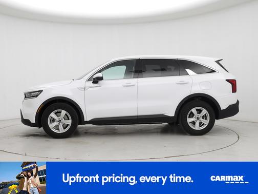 White 2023 Kia Sorento LX