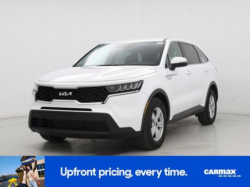 White 2023 Kia Sorento LX