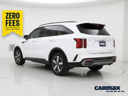 White 2023 Kia Sorento EX