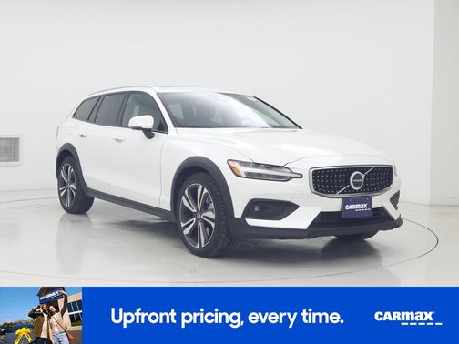 White 2025 Volvo V60 Cross Country B5 Plus