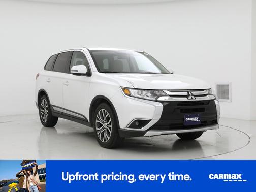 White 2017 Mitsubishi Outlander SE