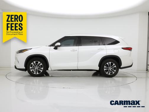 White 2021 Toyota Highlander XLE