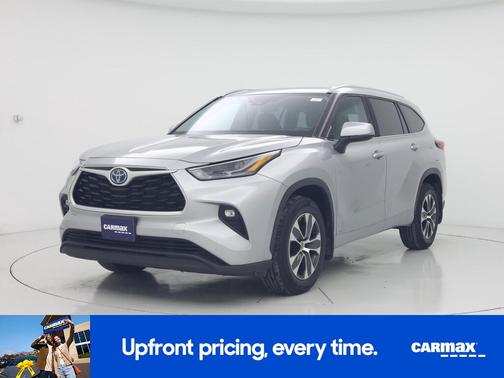 Silver 2022 Toyota Highlander Hybrid XLE