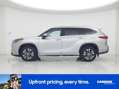 Silver 2022 Toyota Highlander Hybrid XLE