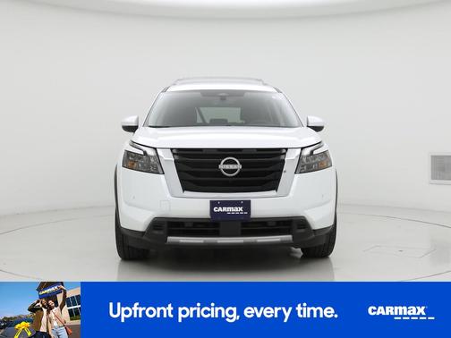 White 2025 Nissan Pathfinder SL