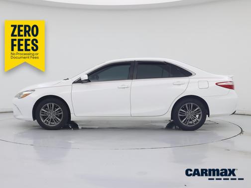White 2017 Toyota Camry SE