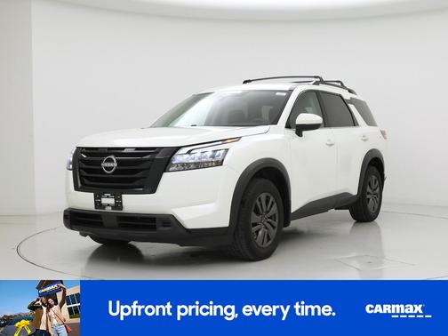 White 2023 Nissan Pathfinder SV