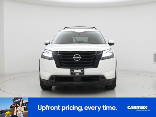 White 2023 Nissan Pathfinder SV