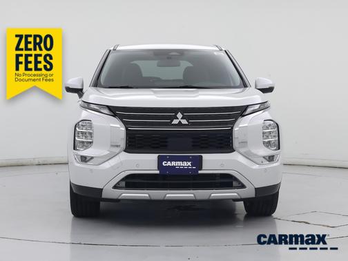 White 2024 Mitsubishi Outlander SE