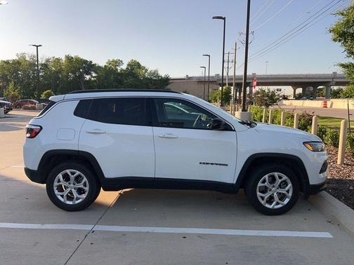Bright White 2024 Jeep Compass Latitude