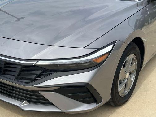 Fluid Metal 2026 Hyundai ELANTRA SE