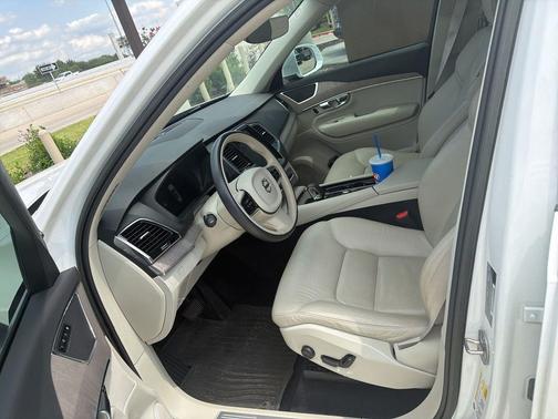 Crystal White Metallic 2023 Volvo XC90 B6 Plus 6-Seater