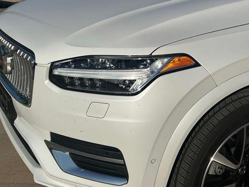 Crystal White Metallic 2023 Volvo XC90 B6 Plus 6-Seater