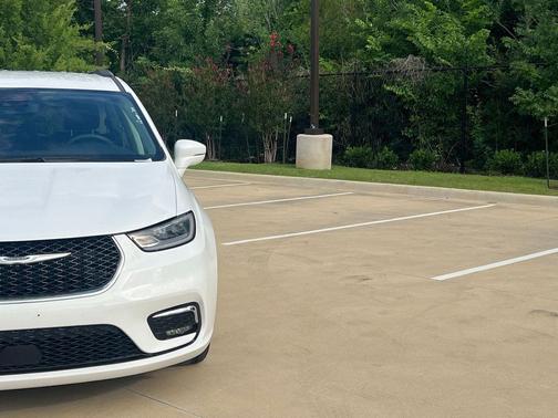 Bright White Clearcoat 2022 Chrysler Pacifica Touring L