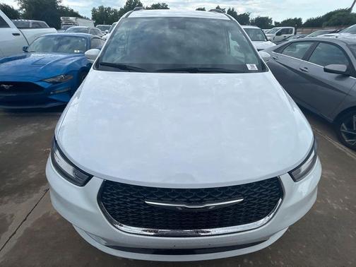 Bright White Clearcoat 2022 Chrysler Pacifica Touring L