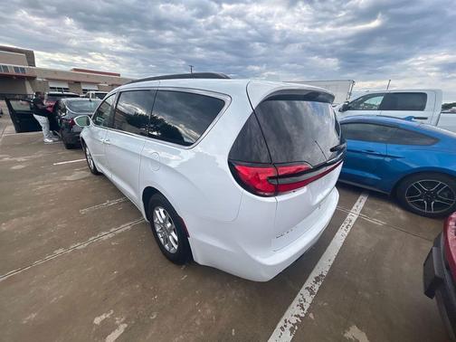 Bright White Clearcoat 2022 Chrysler Pacifica Touring L