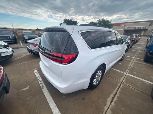 Bright White Clearcoat 2022 Chrysler Pacifica Touring L