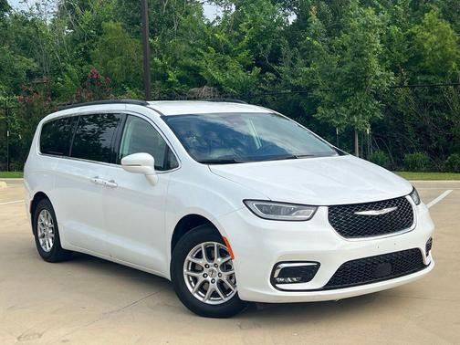 Bright White Clearcoat 2022 Chrysler Pacifica Touring L