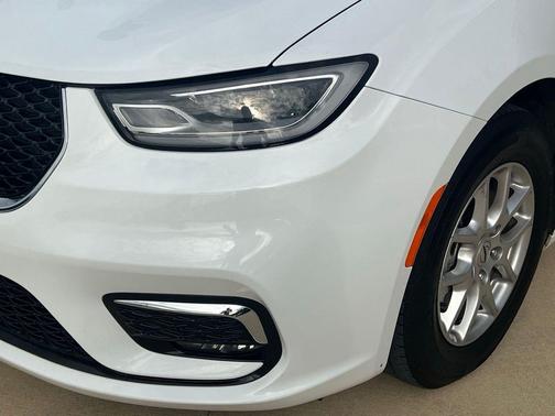 Bright White Clearcoat 2022 Chrysler Pacifica Touring L