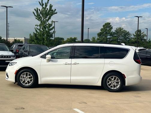 Bright White Clearcoat 2022 Chrysler Pacifica Touring L