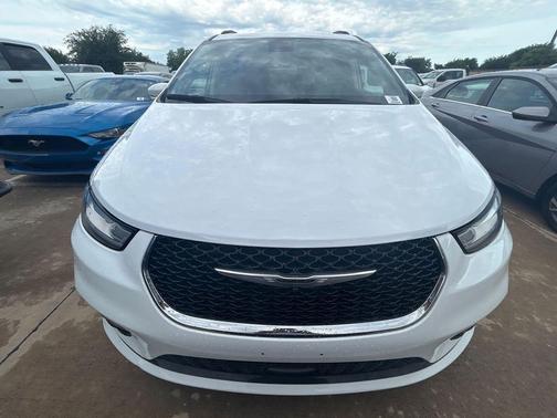 Bright White Clearcoat 2022 Chrysler Pacifica Touring L