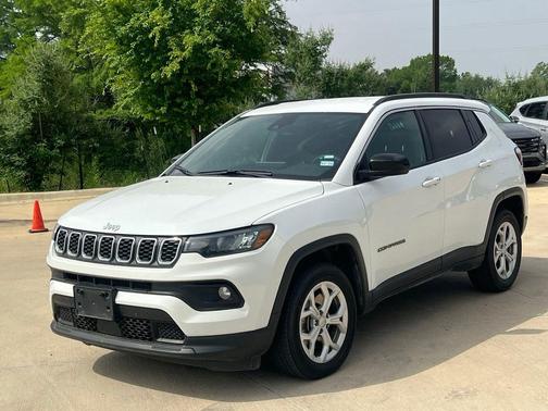 Bright White Clearcoat 2024 Jeep Compass Latitude