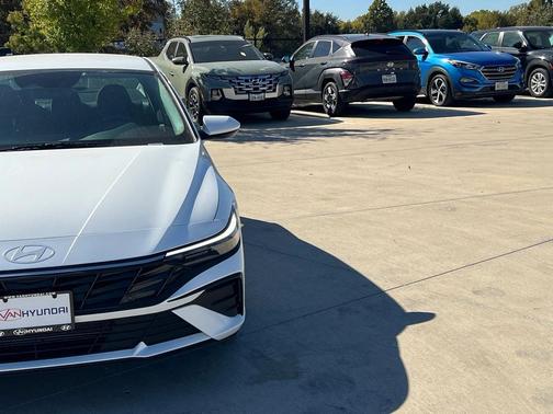 2026 Hyundai ELANTRA SE