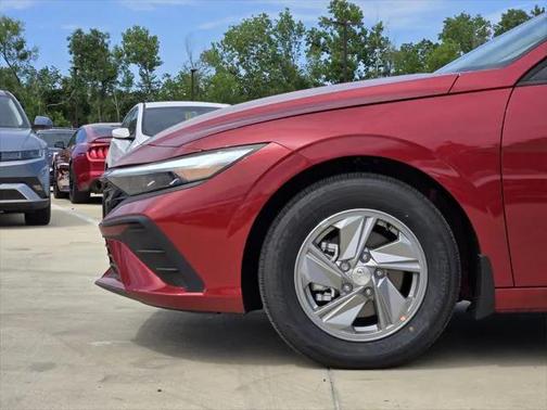 2025 Hyundai ELANTRA SE
