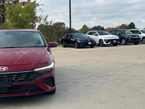 2025 Hyundai ELANTRA SEL