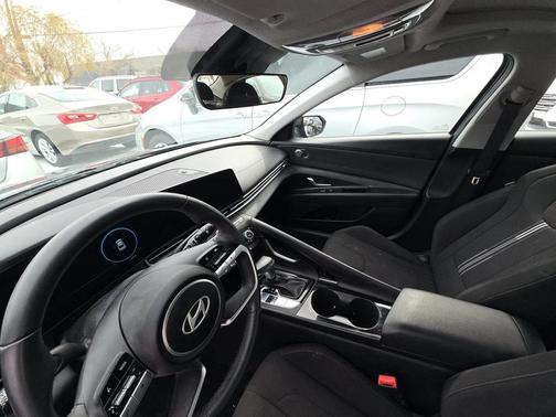 2025 Hyundai ELANTRA SEL