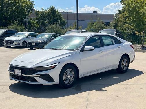 2025 Hyundai ELANTRA SE