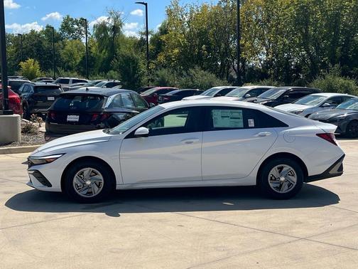 2025 Hyundai ELANTRA SE